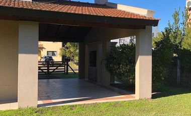 Casa en alquiler anual en barrio Santa Catalina - Villanueva