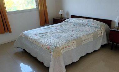 SIN MUEBLES. 3 DORMITORIOS y AREA SERVICIO. LOTE INTERNO.