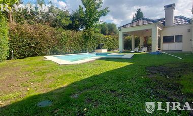 SIN MUEBLES. 3 DORMITORIOS y AREA SERVICIO. LOTE INTERNO.