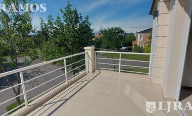 SIN MUEBLES. 3 DORMITORIOS y AREA SERVICIO. LOTE INTERNO.