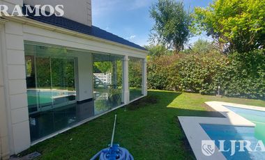 SIN MUEBLES. 3 DORMITORIOS y AREA SERVICIO. LOTE INTERNO.