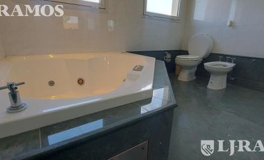 SIN MUEBLES. 3 DORMITORIOS y AREA SERVICIO. LOTE INTERNO.