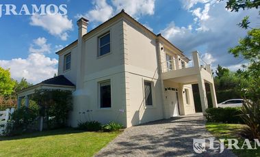 SIN MUEBLES. 3 DORMITORIOS y AREA SERVICIO. LOTE INTERNO.