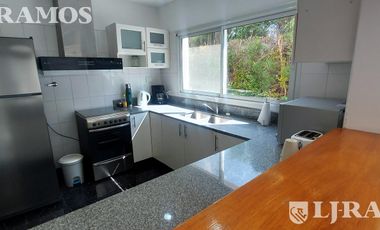 SIN MUEBLES. 3 DORMITORIOS y AREA SERVICIO. LOTE INTERNO.