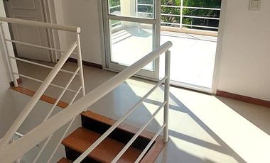 SIN MUEBLES. 3 DORMITORIOS y AREA SERVICIO. LOTE INTERNO.