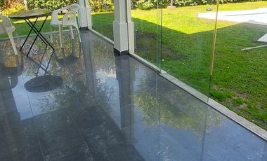 SIN MUEBLES. 3 DORMITORIOS y AREA SERVICIO. LOTE INTERNO.