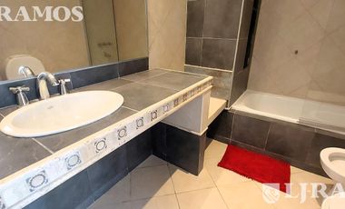 SIN MUEBLES. 3 DORMITORIOS y AREA SERVICIO. LOTE INTERNO.