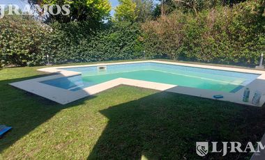 SIN MUEBLES. 3 DORMITORIOS y AREA SERVICIO. LOTE INTERNO.