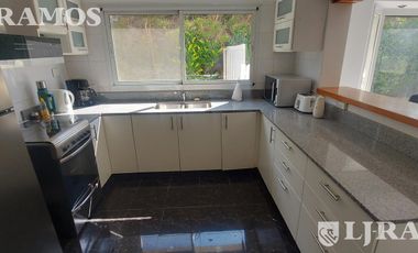 SIN MUEBLES. 3 DORMITORIOS y AREA SERVICIO. LOTE INTERNO.