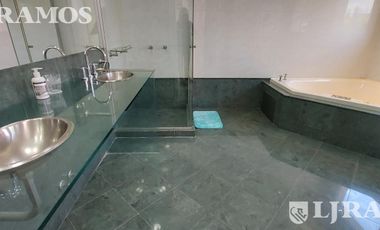 SIN MUEBLES. 3 DORMITORIOS y AREA SERVICIO. LOTE INTERNO.