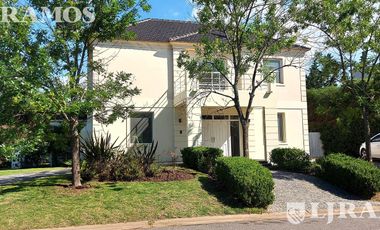 SIN MUEBLES. 3 DORMITORIOS y AREA SERVICIO. LOTE INTERNO.