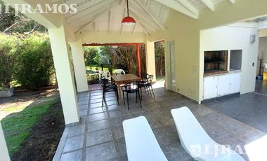 SIN MUEBLES. 3 DORMITORIOS y AREA SERVICIO. LOTE INTERNO.