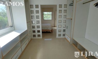 SIN MUEBLES. 3 DORMITORIOS y AREA SERVICIO. LOTE INTERNO.