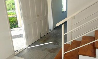 SIN MUEBLES. 3 DORMITORIOS y AREA SERVICIO. LOTE INTERNO.