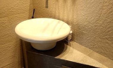 SIN MUEBLES. 3 DORMITORIOS y AREA SERVICIO. LOTE INTERNO.