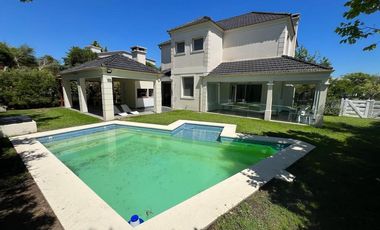 SIN MUEBLES. 3 DORMITORIOS y AREA SERVICIO. LOTE INTERNO.