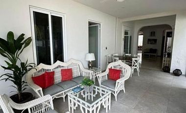 Property with Neo-Colonial Yucatecan Architecture