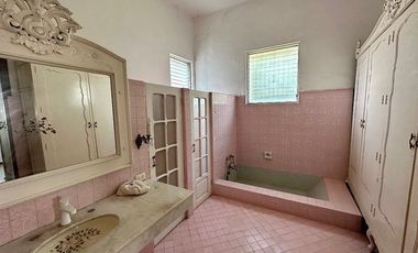 Property with Neo-Colonial Yucatecan Architecture