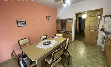 Venta casa 4 ambientes con jardín en Villa Dominico