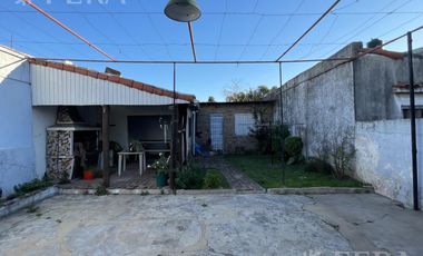 Venta casa 4 ambientes con jardín en Villa Dominico