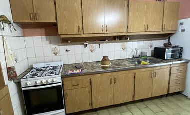 Venta casa 4 ambientes con jardín en Villa Dominico