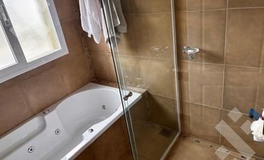 Venta casa 4 dom. estudio, quincho, piscina, Calle Los Cipreses Barrio Rio Grande.- Neuquén cap.-