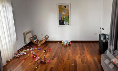 Venta casa 4 dom. estudio, quincho, piscina, Calle Los Cipreses Barrio Rio Grande.- Neuquén cap.-