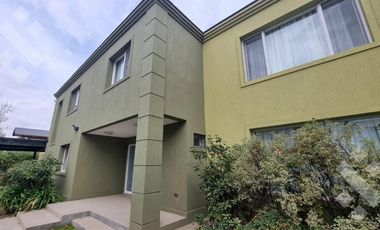 Venta casa 4 dom. estudio, quincho, piscina, Calle Los Cipreses Barrio Rio Grande.- Neuquén cap.-