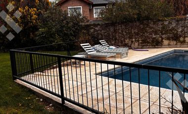Venta casa 4 dom. estudio, quincho, piscina, Calle Los Cipreses Barrio Rio Grande.- Neuquén cap.-