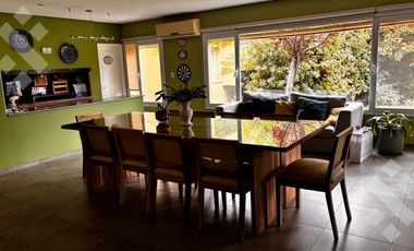 Venta casa 4 dom. estudio, quincho, piscina, Calle Los Cipreses Barrio Rio Grande.- Neuquén cap.-