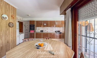 Casa 4 amb. de 199m2 tot. con Cochera y gran parque. San Carlos (Paso y Güemes)
