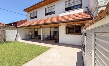 Casa 4 amb. de 199m2 tot. con Cochera y gran parque. San Carlos (Paso y Güemes)