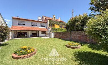 Casa 4 amb. de 199m2 tot. con Cochera y gran parque. San Carlos (Paso y Güemes)