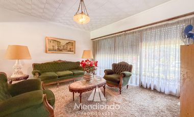 Casa 4 amb. de 199m2 tot. con Cochera y gran parque. San Carlos (Paso y Güemes)