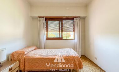 Casa 4 amb. de 199m2 tot. con Cochera y gran parque. San Carlos (Paso y Güemes)