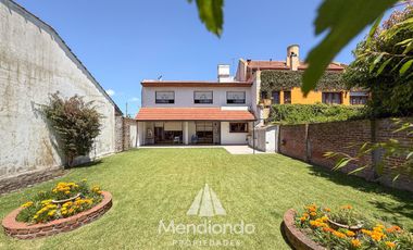 Casa 4 amb. de 199m2 tot. con Cochera y gran parque. San Carlos (Paso y Güemes)