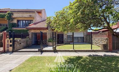 Casa 4 amb. de 199m2 tot. con Cochera y gran parque. San Carlos (Paso y Güemes)