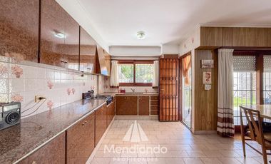 Casa 4 amb. de 199m2 tot. con Cochera y gran parque. San Carlos (Paso y Güemes)