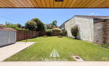 Casa 4 amb. de 199m2 tot. con Cochera y gran parque. San Carlos (Paso y Güemes)
