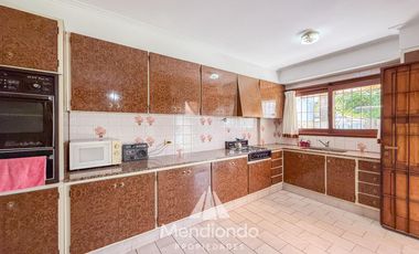 Casa 4 amb. de 199m2 tot. con Cochera y gran parque. San Carlos (Paso y Güemes)