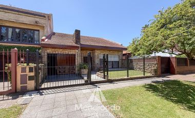 Casa 4 amb. de 199m2 tot. con Cochera y gran parque. San Carlos (Paso y Güemes)