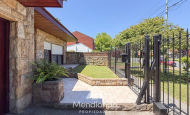Casa 4 amb. de 199m2 tot. con Cochera y gran parque. San Carlos (Paso y Güemes)