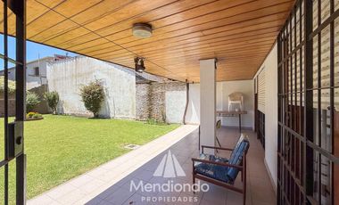 Casa 4 amb. de 199m2 tot. con Cochera y gran parque. San Carlos (Paso y Güemes)