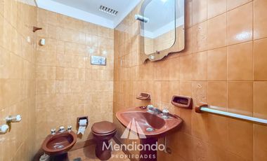 Casa 4 amb. de 199m2 tot. con Cochera y gran parque. San Carlos (Paso y Güemes)