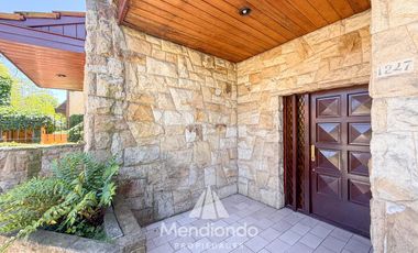 Casa 4 amb. de 199m2 tot. con Cochera y gran parque. San Carlos (Paso y Güemes)