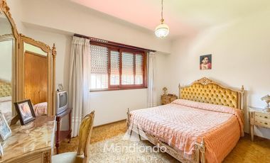 Casa 4 amb. de 199m2 tot. con Cochera y gran parque. San Carlos (Paso y Güemes)