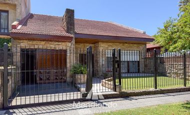 Casa 4 amb. de 199m2 tot. con Cochera y gran parque. San Carlos (Paso y Güemes)