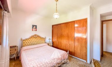 Casa 4 amb. de 199m2 tot. con Cochera y gran parque. San Carlos (Paso y Güemes)