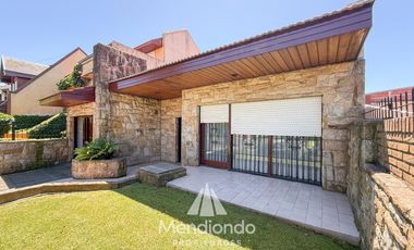 Casa 4 amb. de 199m2 tot. con Cochera y gran parque. San Carlos (Paso y Güemes)