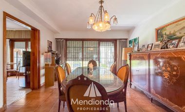 Casa 4 amb. de 199m2 tot. con Cochera y gran parque. San Carlos (Paso y Güemes)